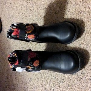 Black embroidered boots size 7.5 that runs like a 7
